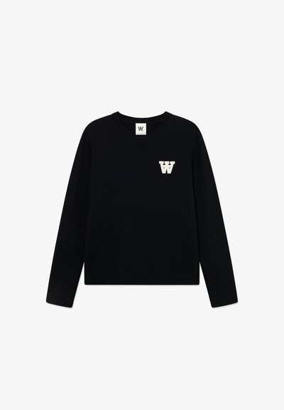 Suéter negro de punto con cuello redondo, mangas largas y un logo blanco "W" en el pecho. La tela parece suave con puños acanalados.