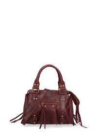 Sac à main bordeaux en simili cuir, avec des finitions en métal doré, une poignée supérieure, une bandoulière réglable et des franges décoratives.