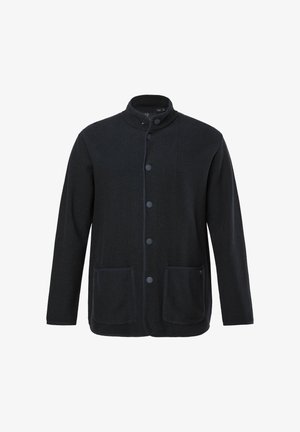 Cardigan blu navy scuro realizzato in tessuto strutturato con collo alto, chiusura frontale con bottoni e due ampie tasche.