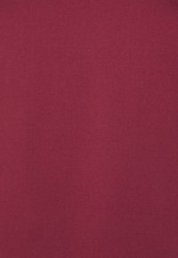 Campione di tessuto borgogna con una consistenza liscia, colorato uniformemente senza motivi o abbellimenti, adatto per varie applicazioni tessili.