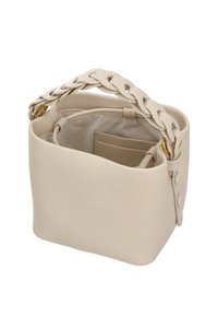 Bolso de mano de cuero beige con asa trenzada, forma rectangular, superficie texturizada y interior abierto que incluye un bolsillo y herrajes dorados.