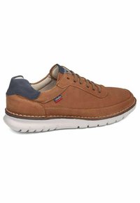 Zapatilla de ante marrón con acento de talón de cuero azul marino, puntera redondeada, diseño con cordones y suela de goma blanca con ranuras texturizadas.