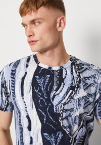 Carlo Colucci UNISEX - Apdrukāts T-krekls - navy blue/offwhite/beige