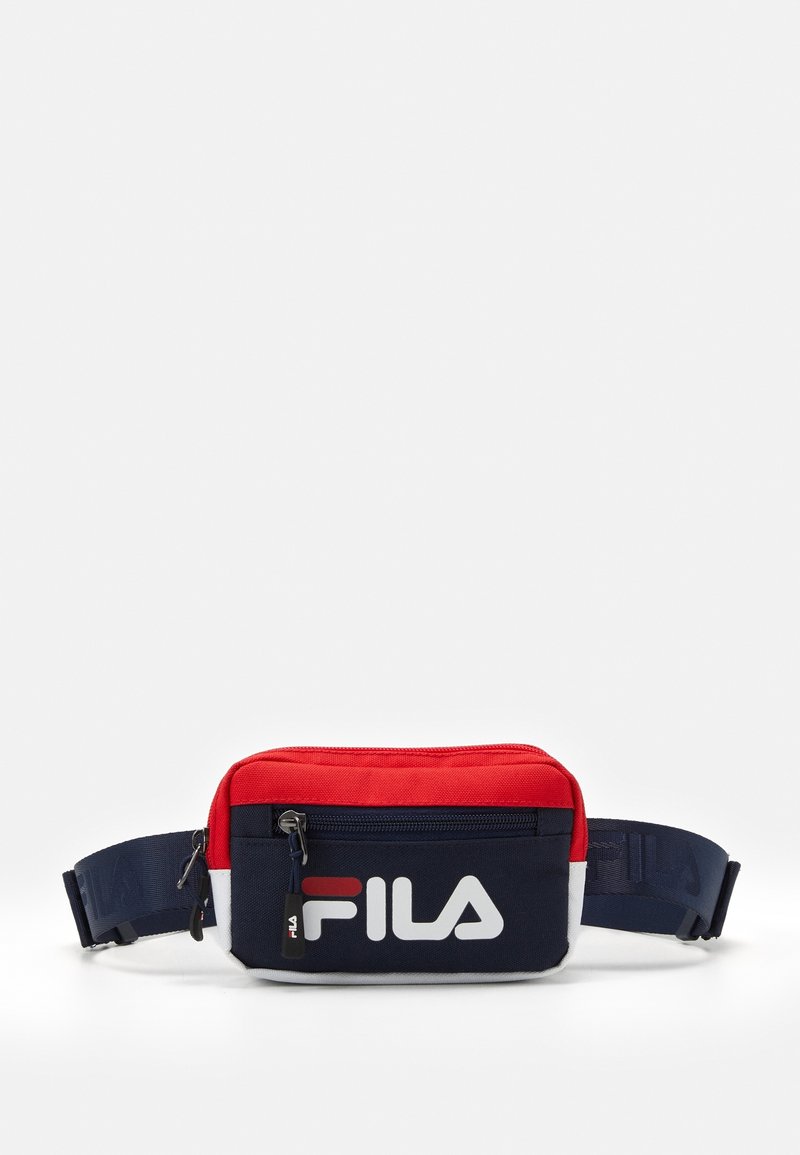 Sac banane FILA rouge, marine et blanc avec poche avant zippée et sangle marine réglable.