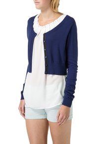 Námořnický modrý zkrácený cardigan vyrobený z pleteného materiálu, s knoflíkovým zapínáním vpředu a kulatými černými knoflíky a žebrovanými manžetami.