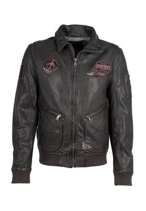 Giacca bomber in pelle grigia scura con colletto alto, due tasche frontali con zip e diversi ricami sul petto e sulle maniche.