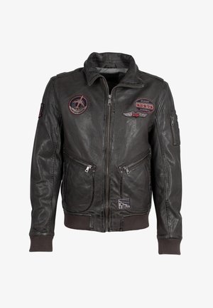 Dunkelgraue Lederbomberjacke mit hohem Kragen, zwei vorderseitigen Reißverschlusstaschen und mehreren gestickten Aufnähern auf der Brust und den Ärmeln.