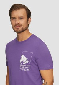 s.Oliver MIT PRINT - T-shirt print - lila