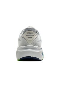 Bela in siva tekaška obuvala Brooks, prikazana s hrbtne strani, kjer so vidni oblazinjeni podplat in ime blagovne znamke na petni zanki.