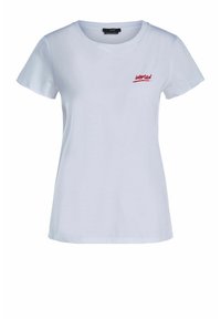 Camiseta de algodón blanca con cuello redondo y mangas cortas. Presenta texto rojo que dice "MUJER" en la parte izquierda del pecho.