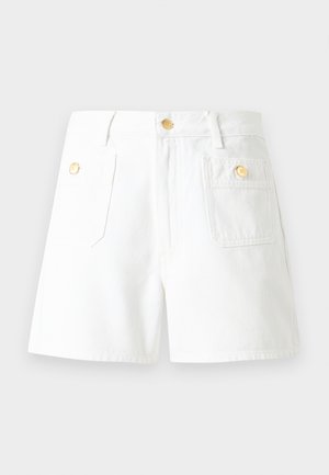 Witte denim shorts met een rechte snit, uitgevoerd met gouden knopen en twee achterzakken. De stof heeft een subtiele structuur.