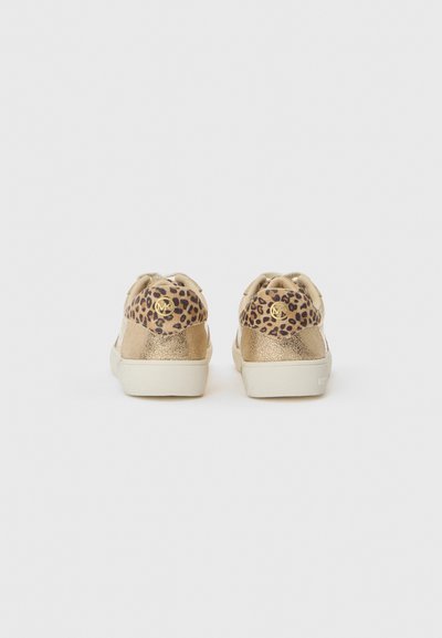 Zapatillas con un acabado metálico dorado y detalles de estampado de leopardo en el talón. Material de tela suave y suela de goma plana. Diseño casual.