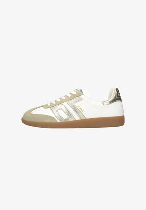 Witte lage sneaker met een beige suède neus, metalen gouden strepen en hiel, witte veters en een gum rubberen zool.