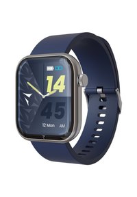 Montre intelligente carrée avec un boîtier métallique, un bracelet en silicone bleu, un affichage numérique montrant l'heure et la date, ainsi qu'un indicateur de batterie.