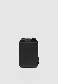 Borsa a tracolla nera in pelle con forma rettangolare, caratterizzata da una texture liscia, due cinturini regolabili e una chiusura con cerniera.