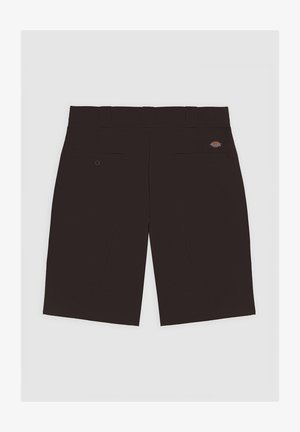 Fekete rövidnadrág sima szövettextúrával, két hátsó zsebbel és egy kis márkás címkével a jobb zseben.