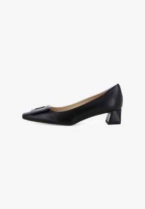Schwarzer Lederpump mit spitzer Zehenform, der eine quadratische Schnalle auf dem Vorderblatt und einen niedrigen Blockabsatz hat. Glatte Oberfläche insgesamt.