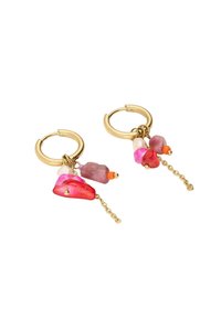 Orecchini a cerchio in oro con perline di resina colorate in rosa, rosso e viola, con piccoli accenti arancioni e dettagli in catena.