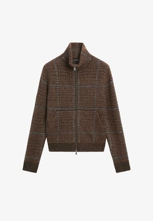 Brązowy sweter na zamek z wysokim kołnierzem, wykonany z teksturowanej tkaniny w kratkę w odcieniach jasnobrązowego i szarości.