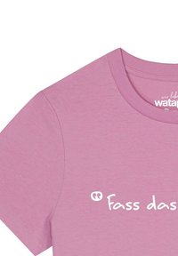 Rosa Baumwoll-T-Shirt mit kurzen Ärmeln, rundem Ausschnitt und weißem Text "Fass das." Glatte Textur mit genähten Nähten.