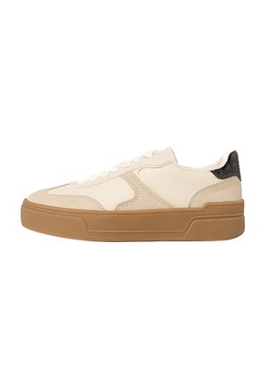Sneaker beige e marrone chiaro con lacci bianchi, suola in gomma spessa, pannelli in suede e pelle, e linguetta sul tallone nera e testurizzata.