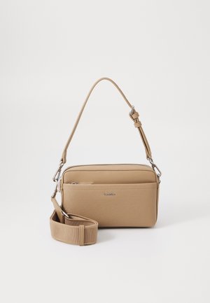 Bolso bandolera marrón hecho de material sintético con una textura suave. Cuenta con una correa desmontable y acentos en metal plateado. Dos compartimentos con cremallera.