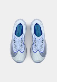 Zapatillas de correr ligeras con parte superior de malla en azul claro y gris, con cordones blancos y una suela ligeramente acolchada.
