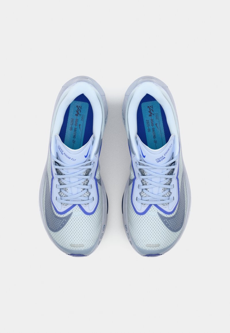 Lekki obuwie biegowe z siateczkową cholewką w jasnoniebieskim i szarym kolorze, z białymi sznurowadłami i lekko wyściełaną podeszwą.