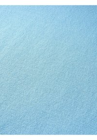 Hellblauer Stoff mit einer glatten, weichen Textur und einem dezenten diagonalen Webmuster, das eine gleichmäßige Farbanordnung über die Oberfläche zeigt.