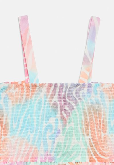 Γκοφρέ τοπ σε παστέλ αποχρώσεις με κυματιστό, αφηρημένο σχέδιο. Το ύφασμα διαθέτει λεπτές, ρυθμιζόμενες τιράντες και υφή με ανάγλυφη επιφάνεια.