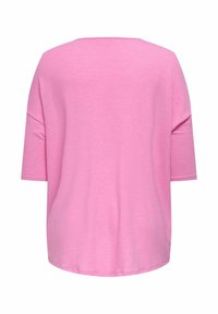 T-shirt rosa morbido e svasato, con scollo rotondo e maniche a tre quarti, presenta un orlo dritto sul retro.