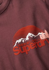 Superdry & Co GREAT OUTDOOR CHEST GRAPHIC - Camiseta estampada - rum raisin brown