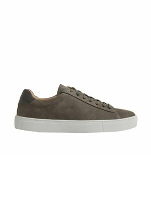 Baskets en suède gris avec une semelle en caoutchouc blanche, dotées de lacets ronds, d'un panneau arrière lisse et d'accentuations de design minimalistes.