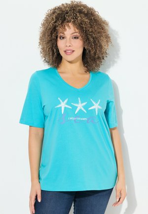 Ulla Popken VITAMIN SEA SHORT SLEEVE GRAPHIC  - Print T-shirt - deep aqua