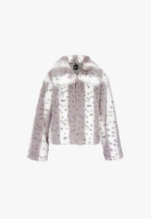 Faux furjakke i grå og hvid med prikket mønster, cropped design, bred krave, og frontlynlås. Blød tekstur og lange ærmer.