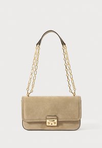 Μπεζ σουέτ τσάντα χειρός με ορθογώνιο σχήμα, διαθέτει χρυσή αλυσίδα και κούμπωμα. Λείος υφή και μινιμαλιστικός σχεδιασμός.