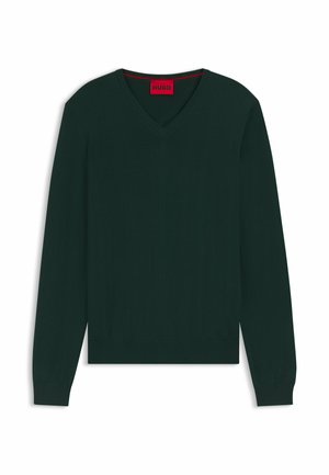 Pull en V à manches longues, vert foncé, fabriqué dans une matière douce. Doté d'un ourlet et de poignets côtelés, avec une étiquette rouge HUGO au niveau du col.