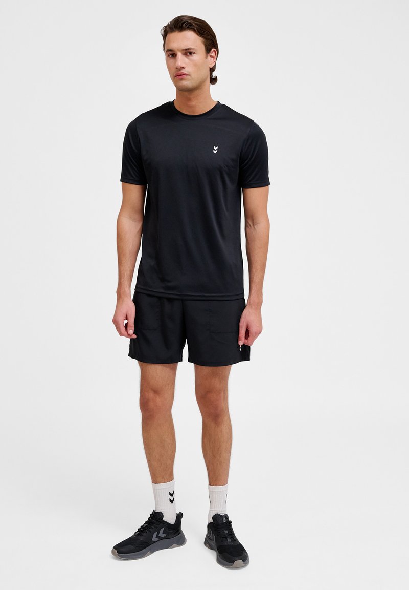 Svart atletiskt t-shirt och shorts gjorda av lättviktig tyg, med en minimalistisk design och liten logotypdetalj på bröstet.