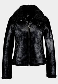 Czarna sztuczna skórzana kurtka z teksturowanym, puszystym kołnierzem, z przodu na zamek błyskawiczny, poziomymi i pionowymi szwami oraz kieszeniami po bokach.