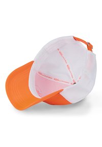 Casquette orange avec un dos en mesh blanc. Visière incurvée, bande en tissu à l'intérieur avec un texte rouge. Sangle réglable à l'arrière. Doublure intérieure en rose clair.