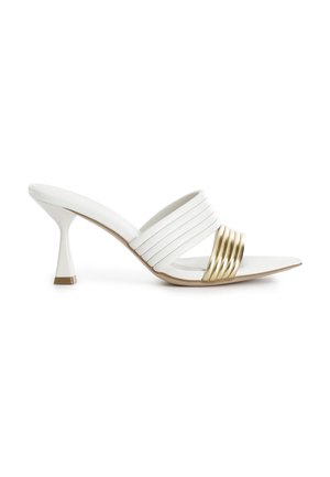 Sandalia mule blanca de puntera abierta con tacón acampanado, con detalles de correas horizontales blancas y doradas sobre el empeine.