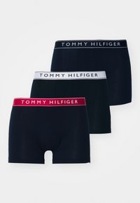 Drei Paare Tommy Hilfiger Boxershorts in Marineblau und Schwarz, mit elastischen Taillenbündchen, die das Markenlogo in Weiß und Rot zeigen.