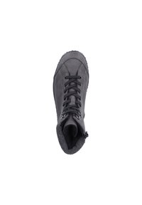 Botte en cuir gris foncé avec des lacets noirs, doublure en tissu texturé et semelle robuste. Présente des détails de couture et une fermeture éclair sur le côté.