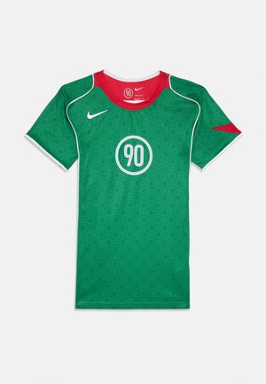 Jersey verde de manga corta hecho de un tejido transpirable. Presenta acentos rojos, ribete blanco y un patrón circular con un logo central '90'.