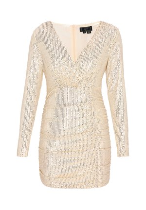 Sukienka z krótkim rękawem, dopasowana, w kolorze beżowym, z dekoltem w kształcie litery V, zdobiona rzędami cekinów dla tekstury i marszczeniami po bokach.