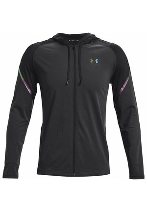 Czarna kurtka z kapturem na pełny zamek, długie rękawy, opalizujące logo Under Armour na piersi i odblaskowe ukośne paski na górnej części ramion.