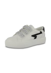 Baskets en cuir blanc avec trois sangles Velcro scintillantes, accent en forme d'éclair noir, semelle en caoutchouc texturée et design à bout arrondi.