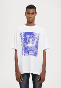 Versace Jeans Couture SWAN LOGO  - Camiseta estampada - white