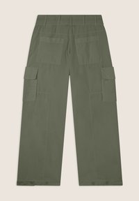 Pantaloni cargo verde oliva con vestibilità rilassata, multiple tasche laterali e dettagli con bottone all'orlo, realizzati in tessuto leggero.