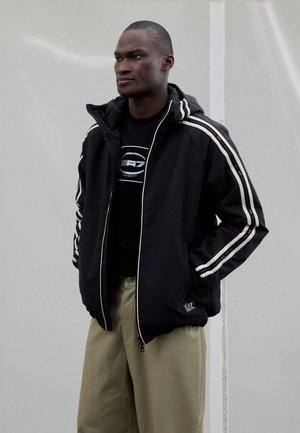 EA7 Emporio Armani TRAIN LOGO SERIES TAPE JACKET UNISEX - Giacca outdoor - black/gold coloured